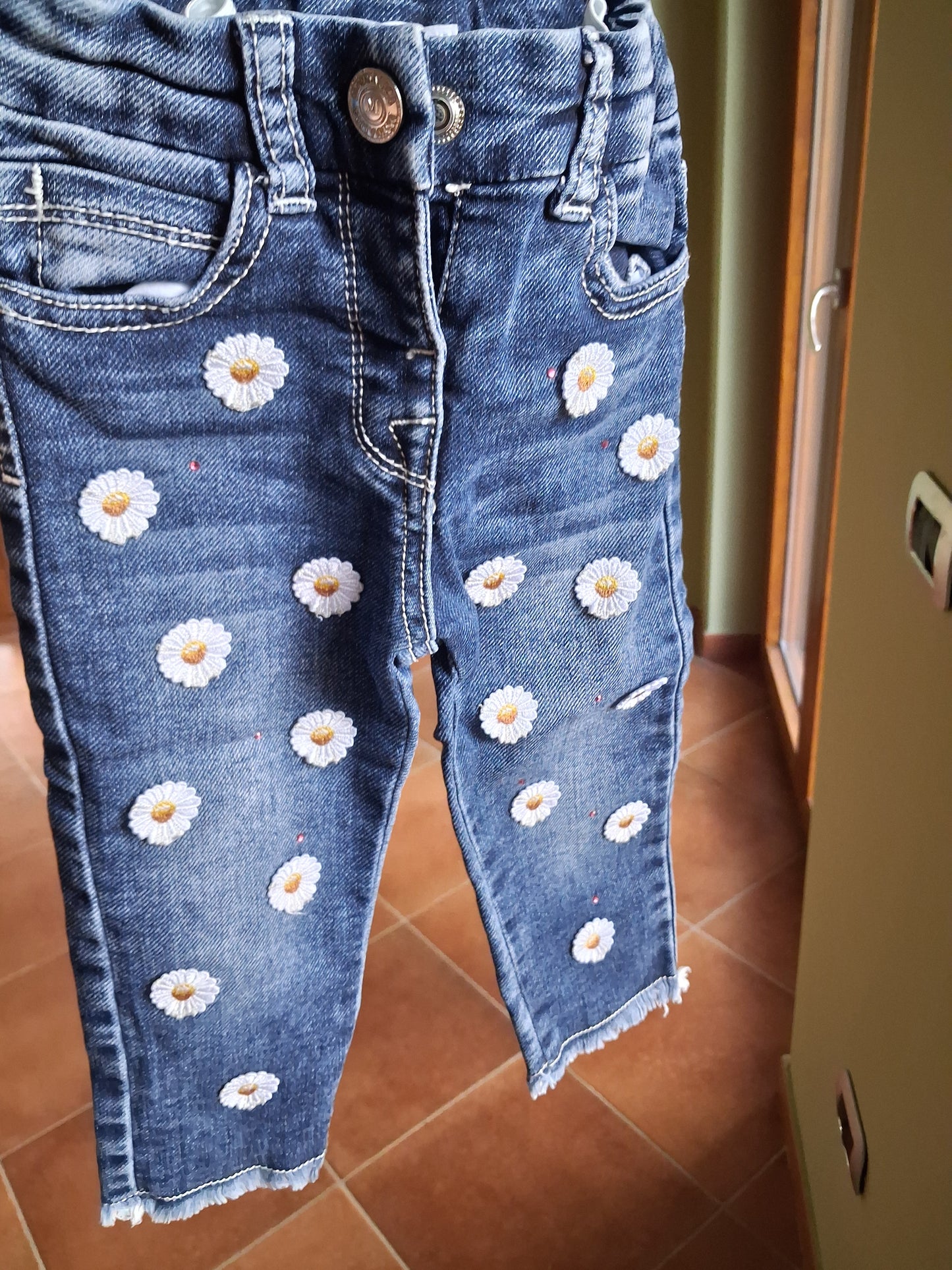 Jeans with embroidered daisies