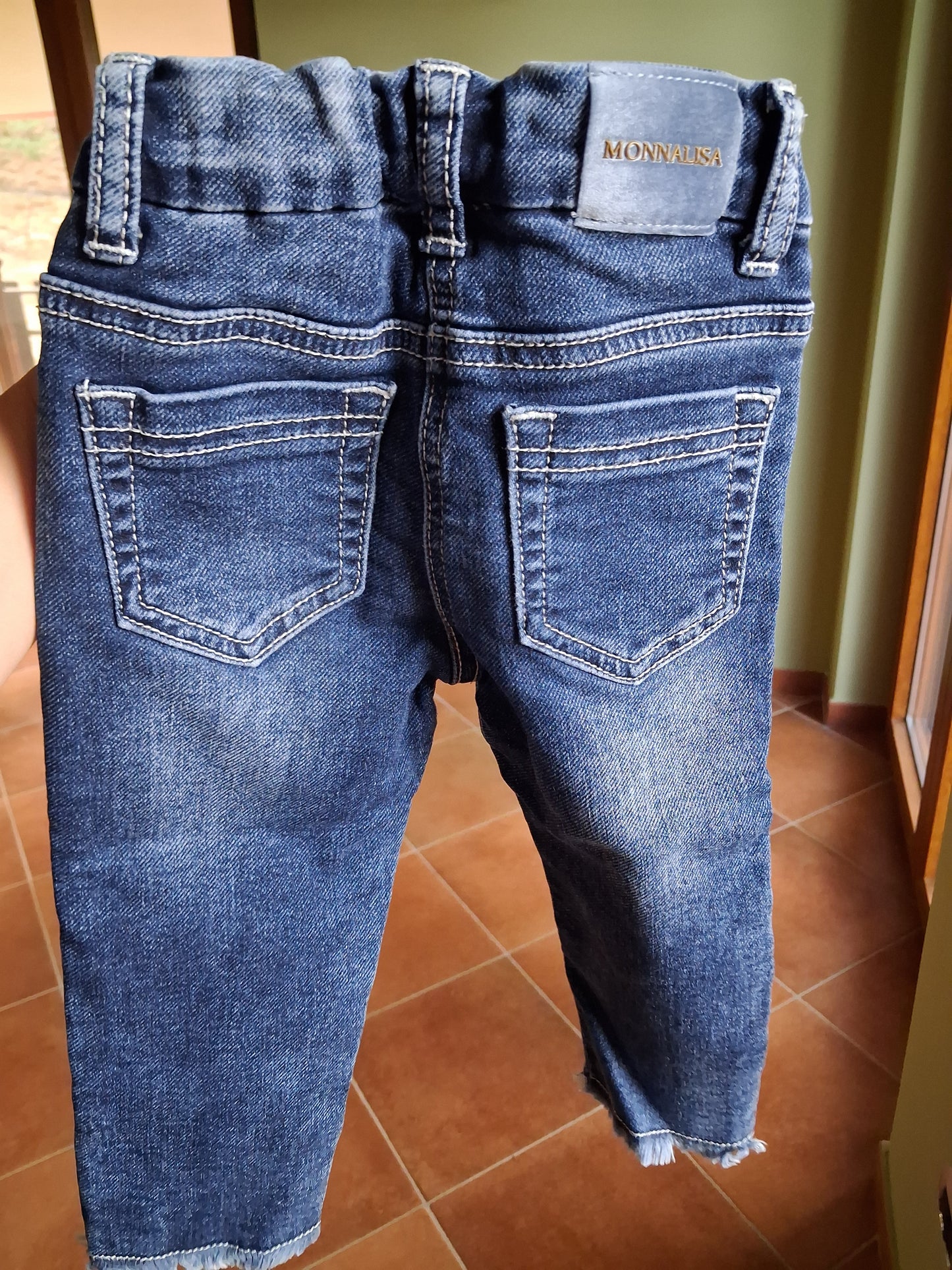 Jeans with embroidered daisies