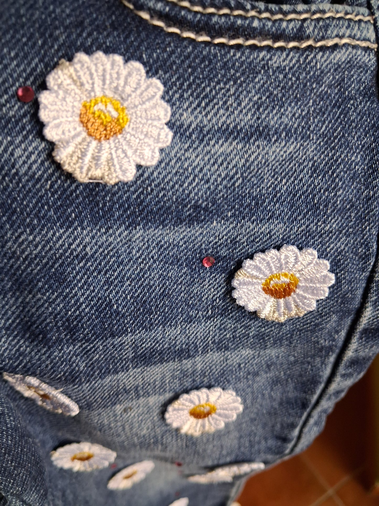 Jeans with embroidered daisies