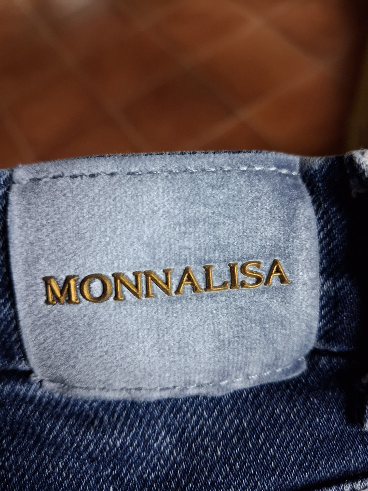 Jeans with embroidered daisies