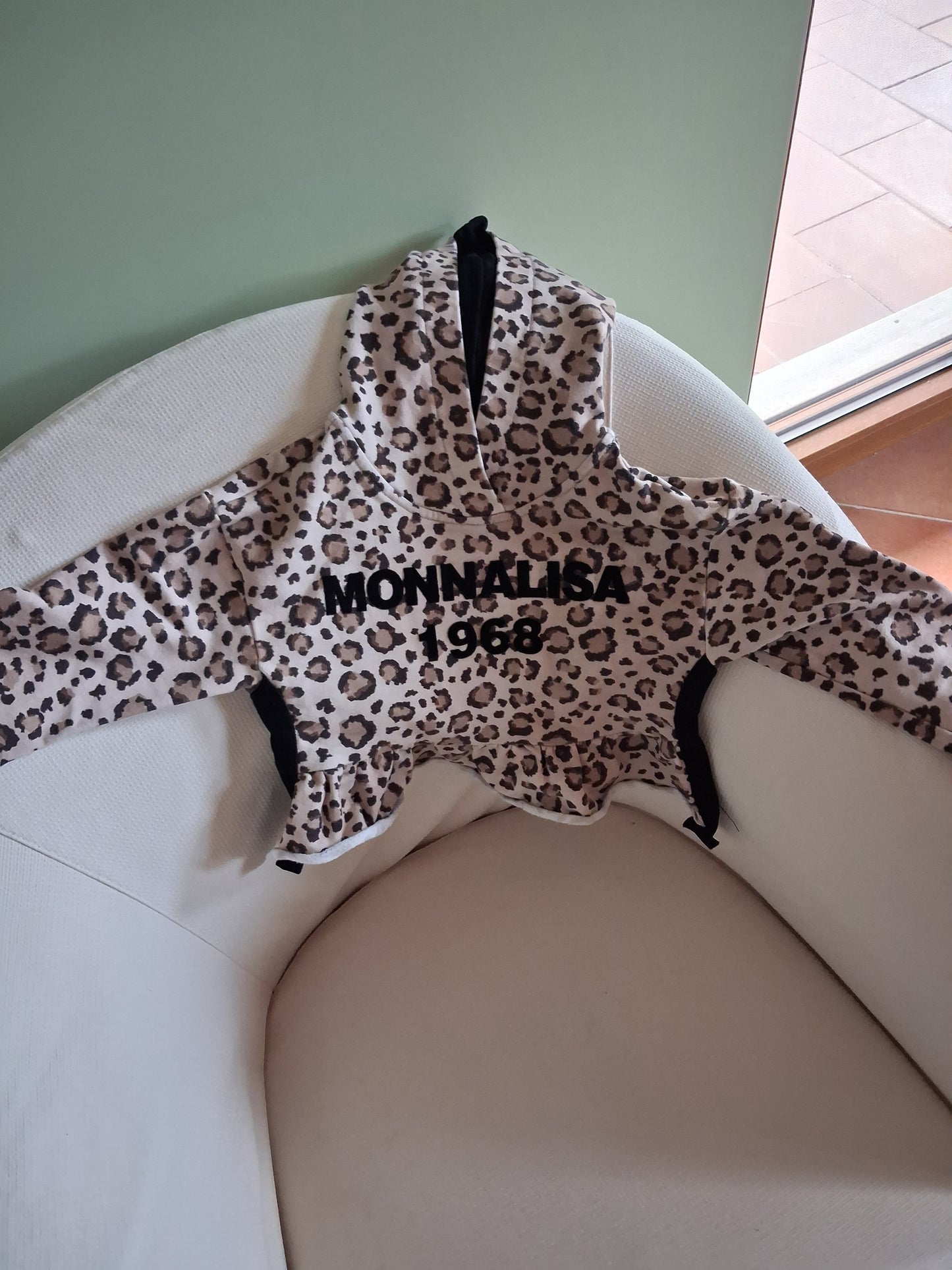 Short animal print sweatshirt