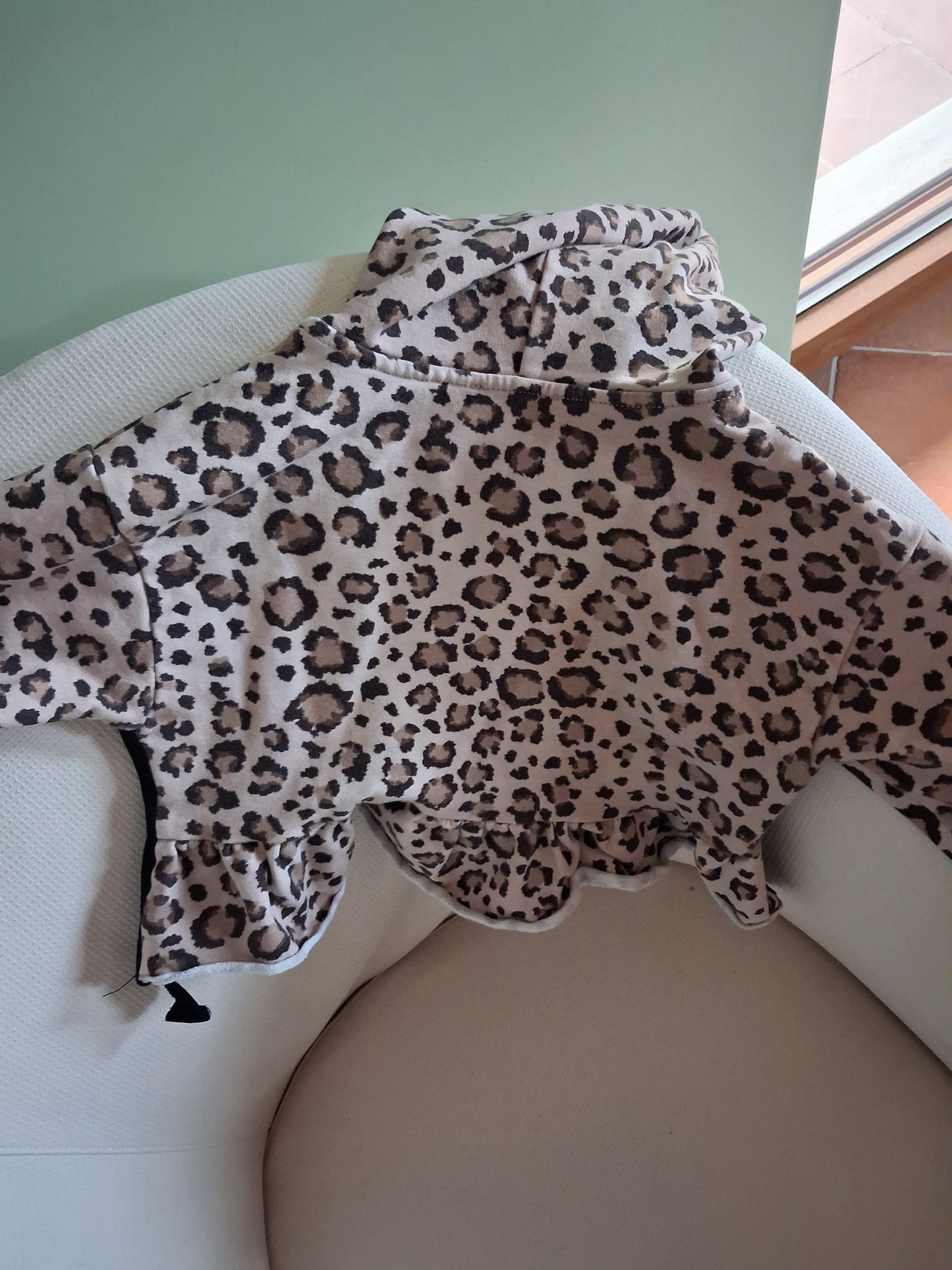 Short animal print sweatshirt