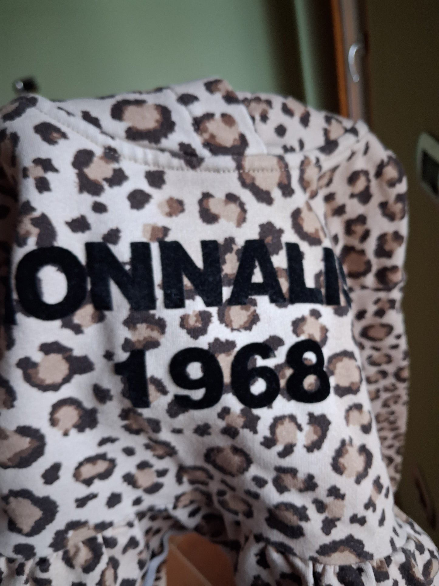 Short animal print sweatshirt
