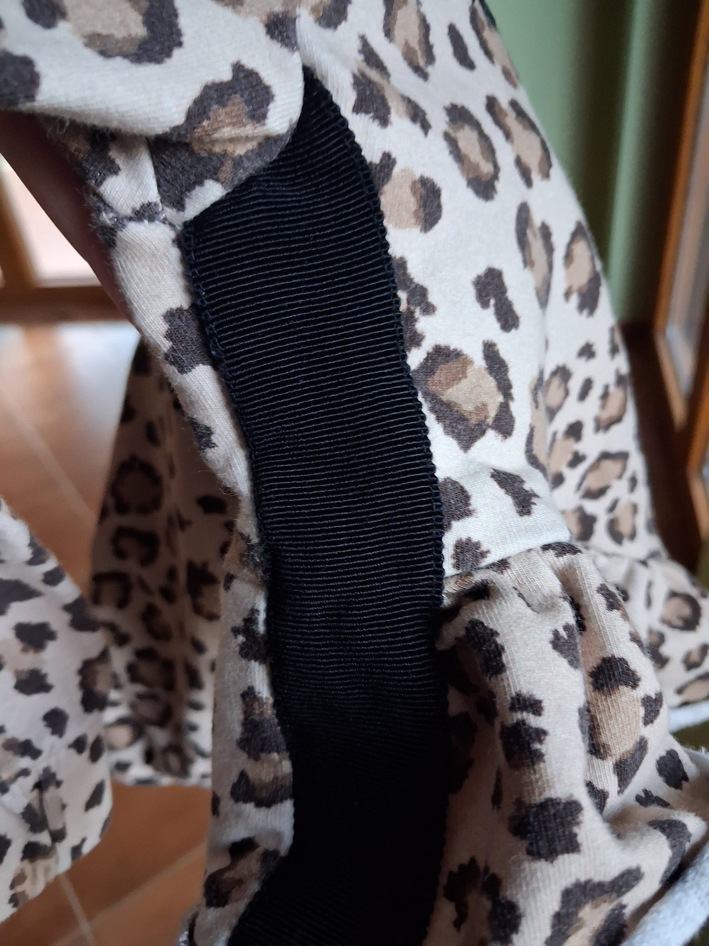 Short animal print sweatshirt