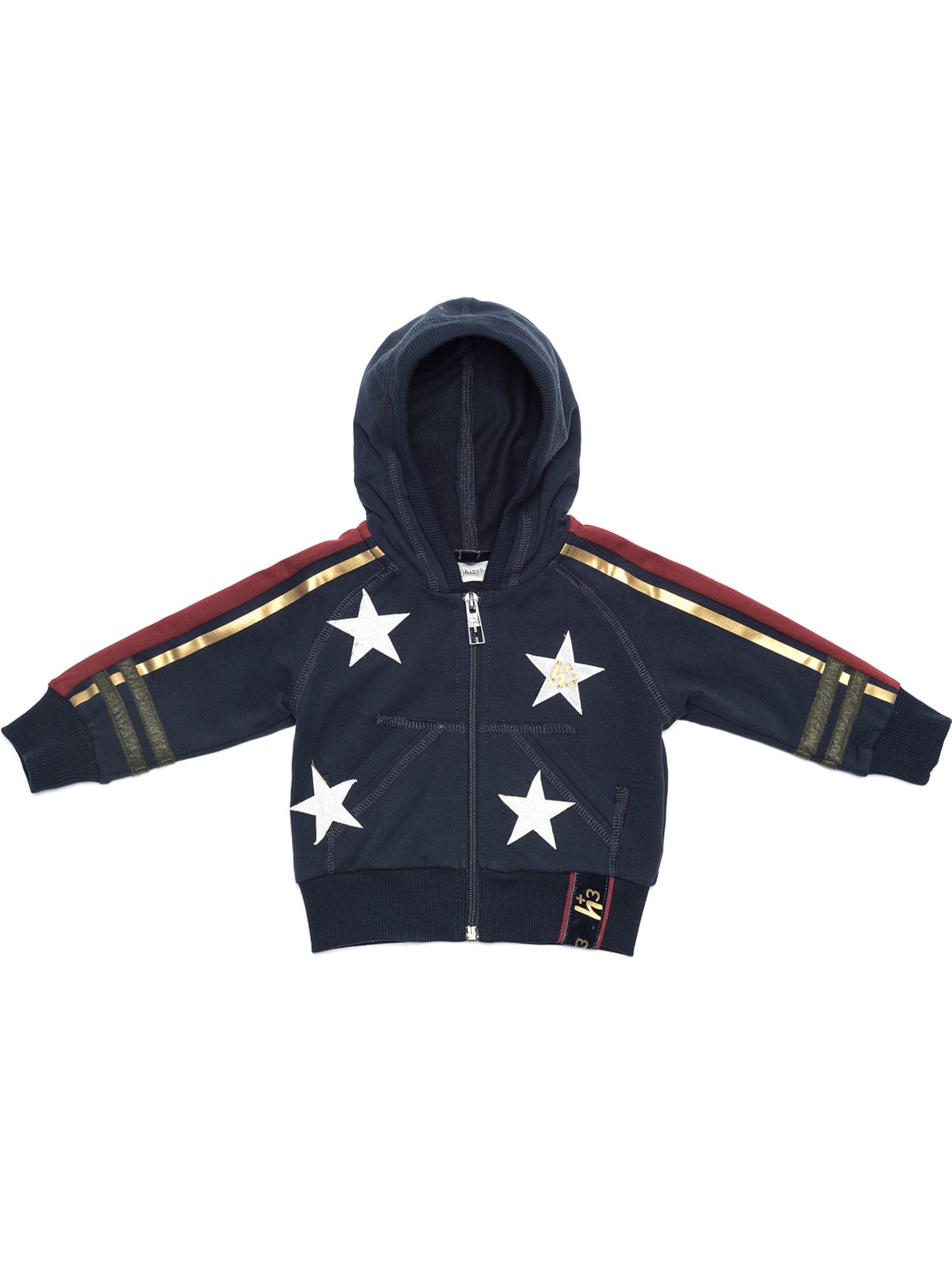 Sweat ouvert avec blason appliqué.