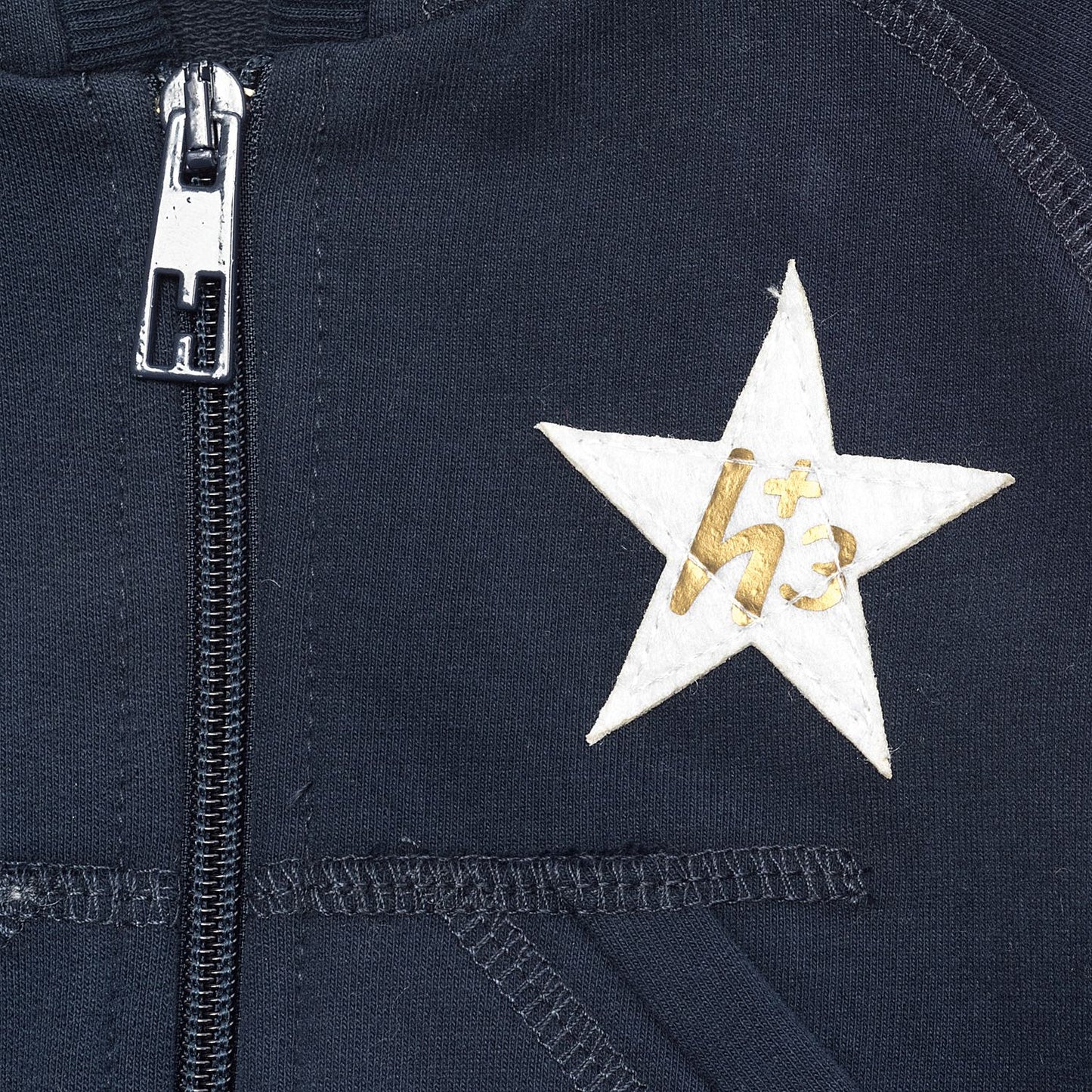 Sweat ouvert avec blason appliqué.