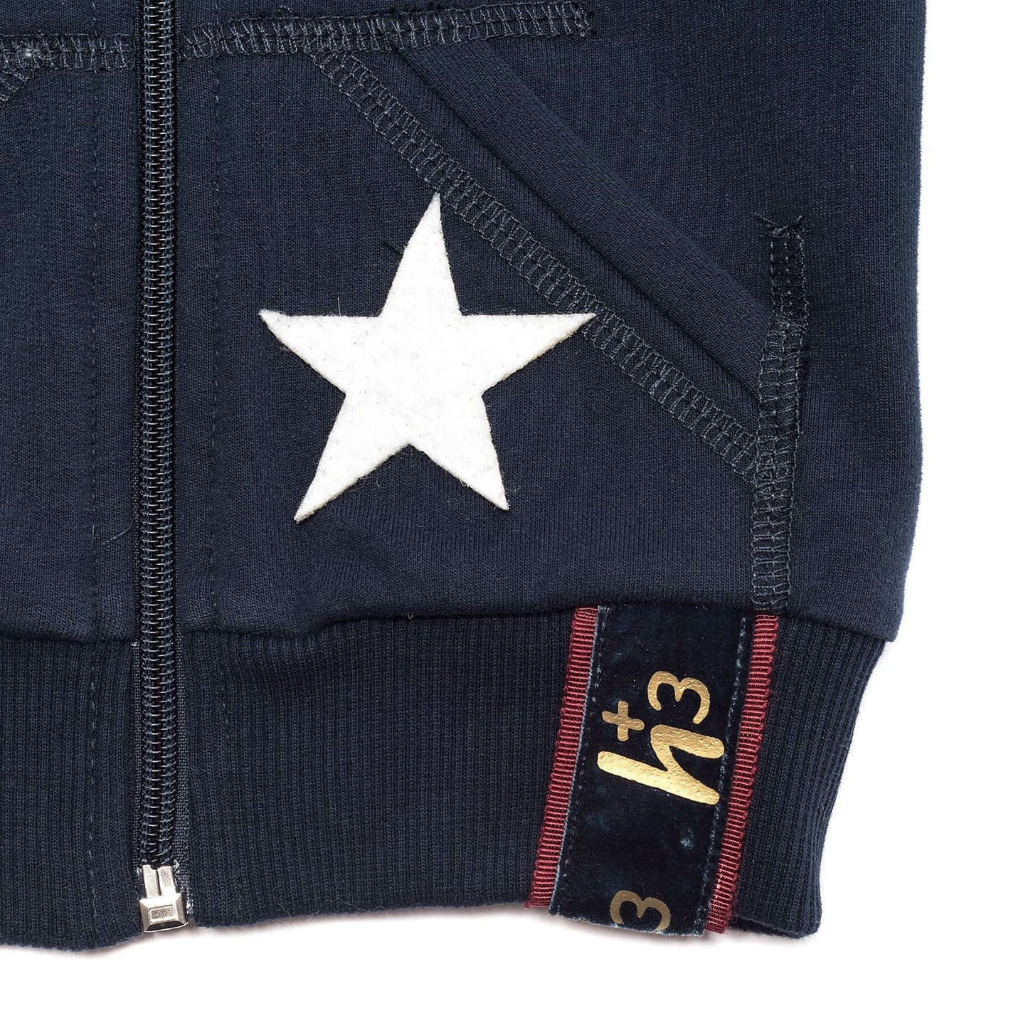 Sweat ouvert avec blason appliqué.