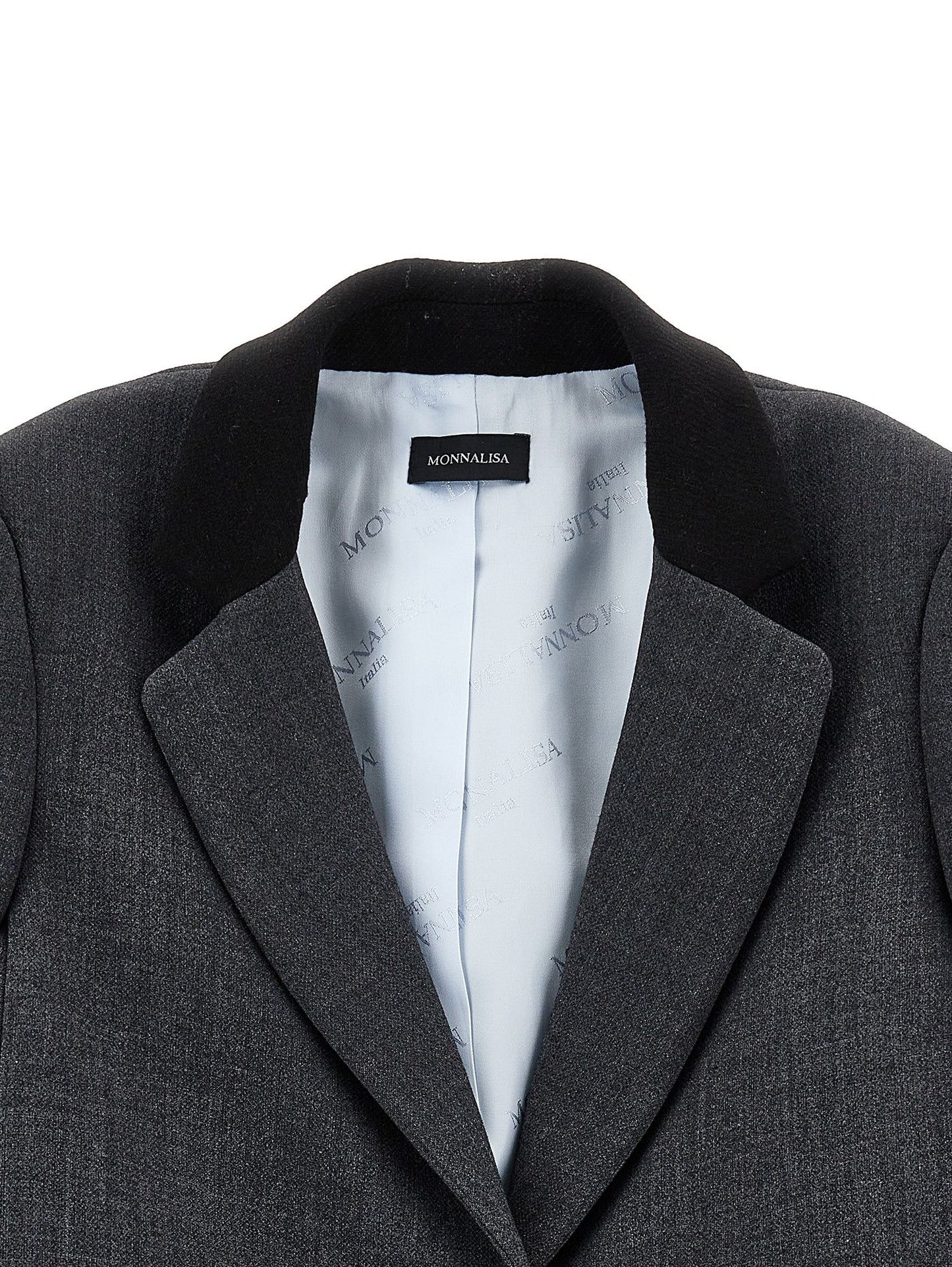 Jacket coupled with black profiles