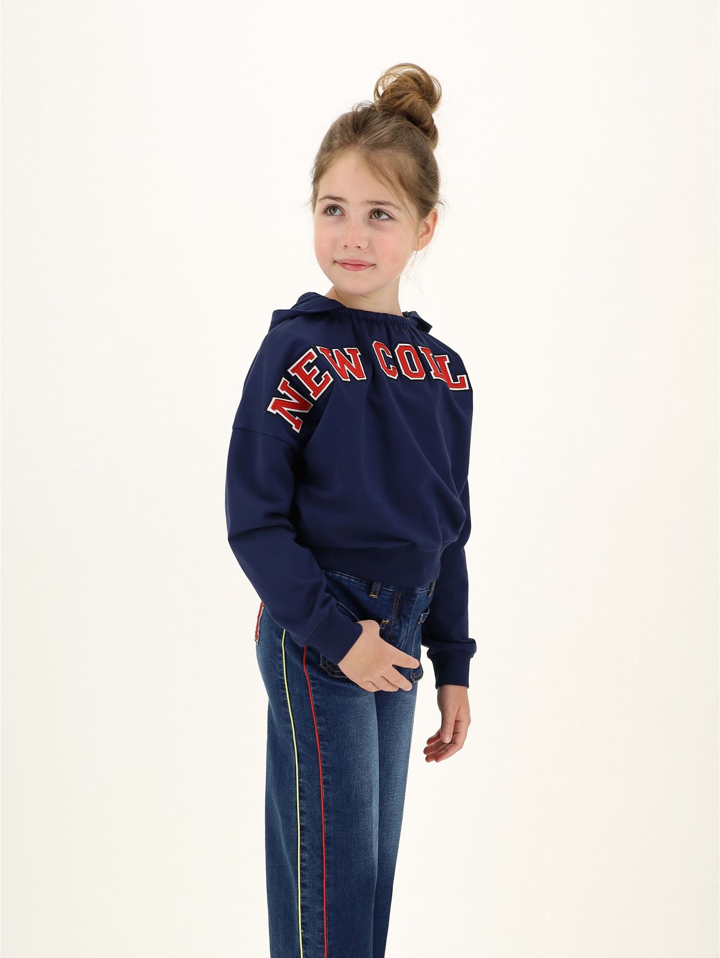 Cropped sweatshirt with college writing