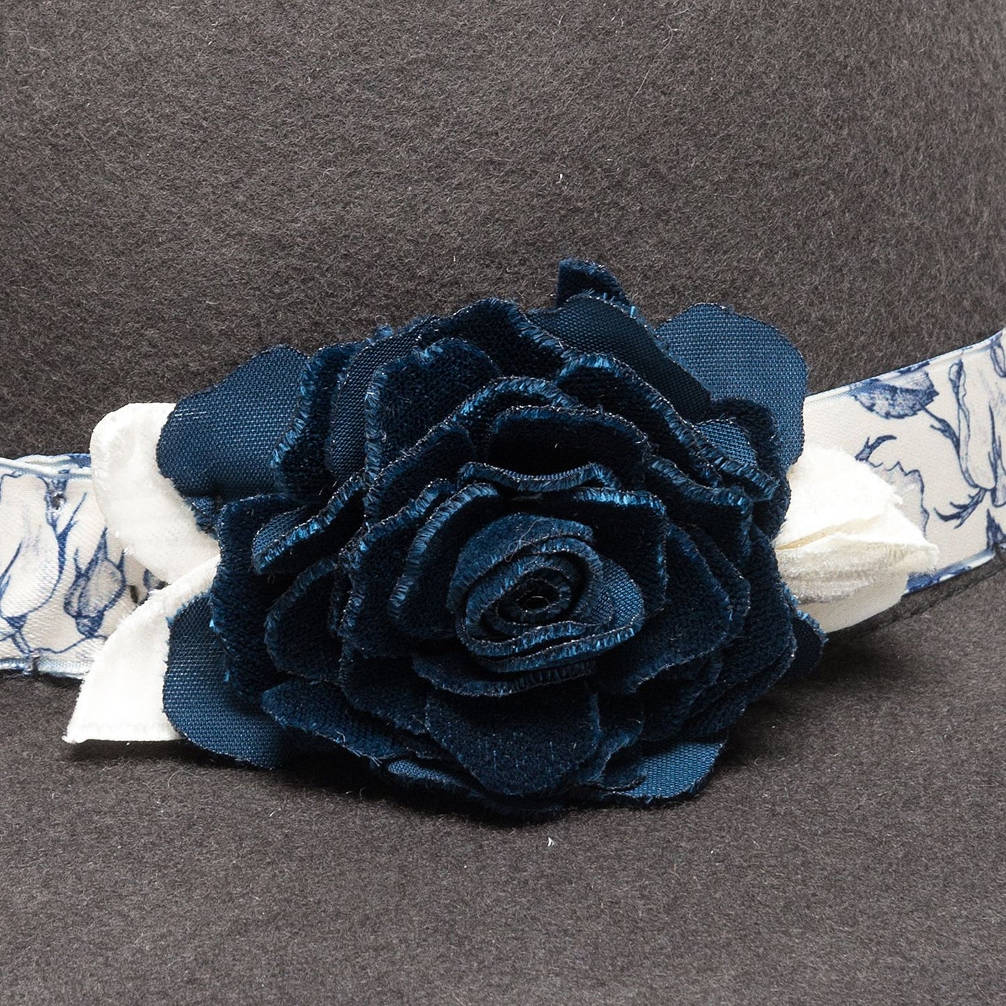 HAT WITH FELT APPLICATION