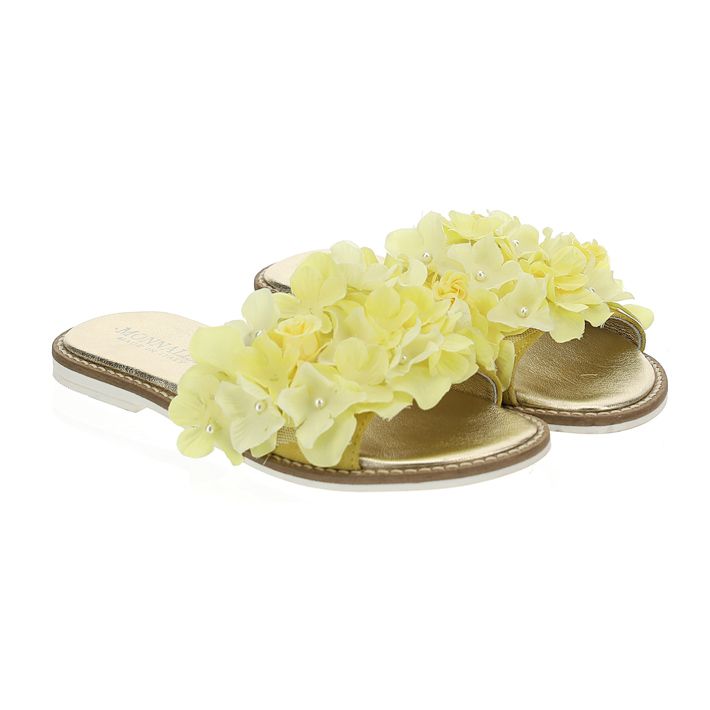 Elegant slippers with flowers