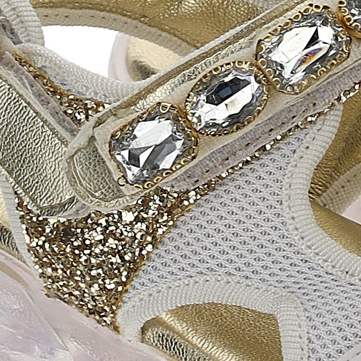 Sports sandals with bezels