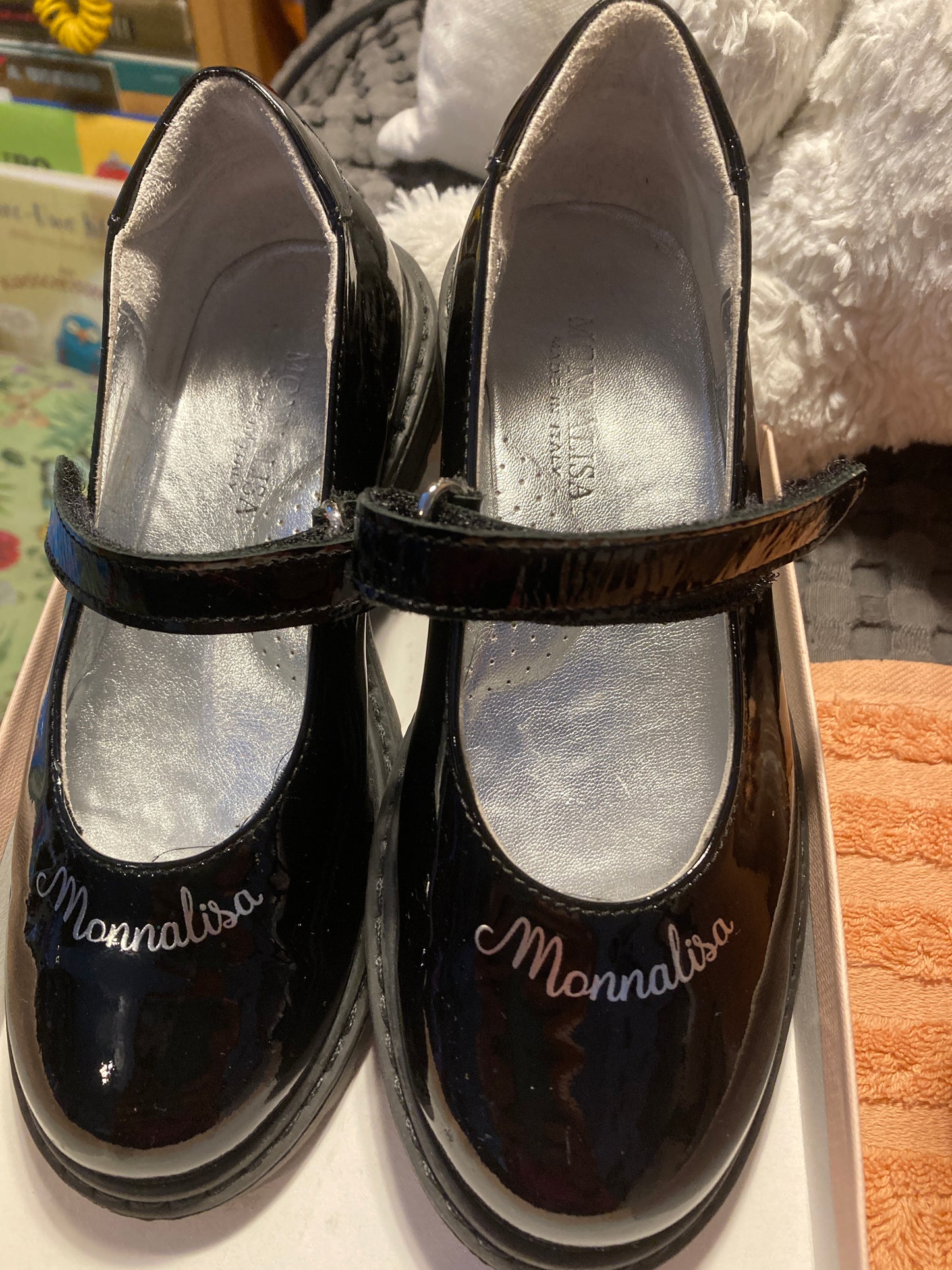 Glossy patent leather ballerinas with logo