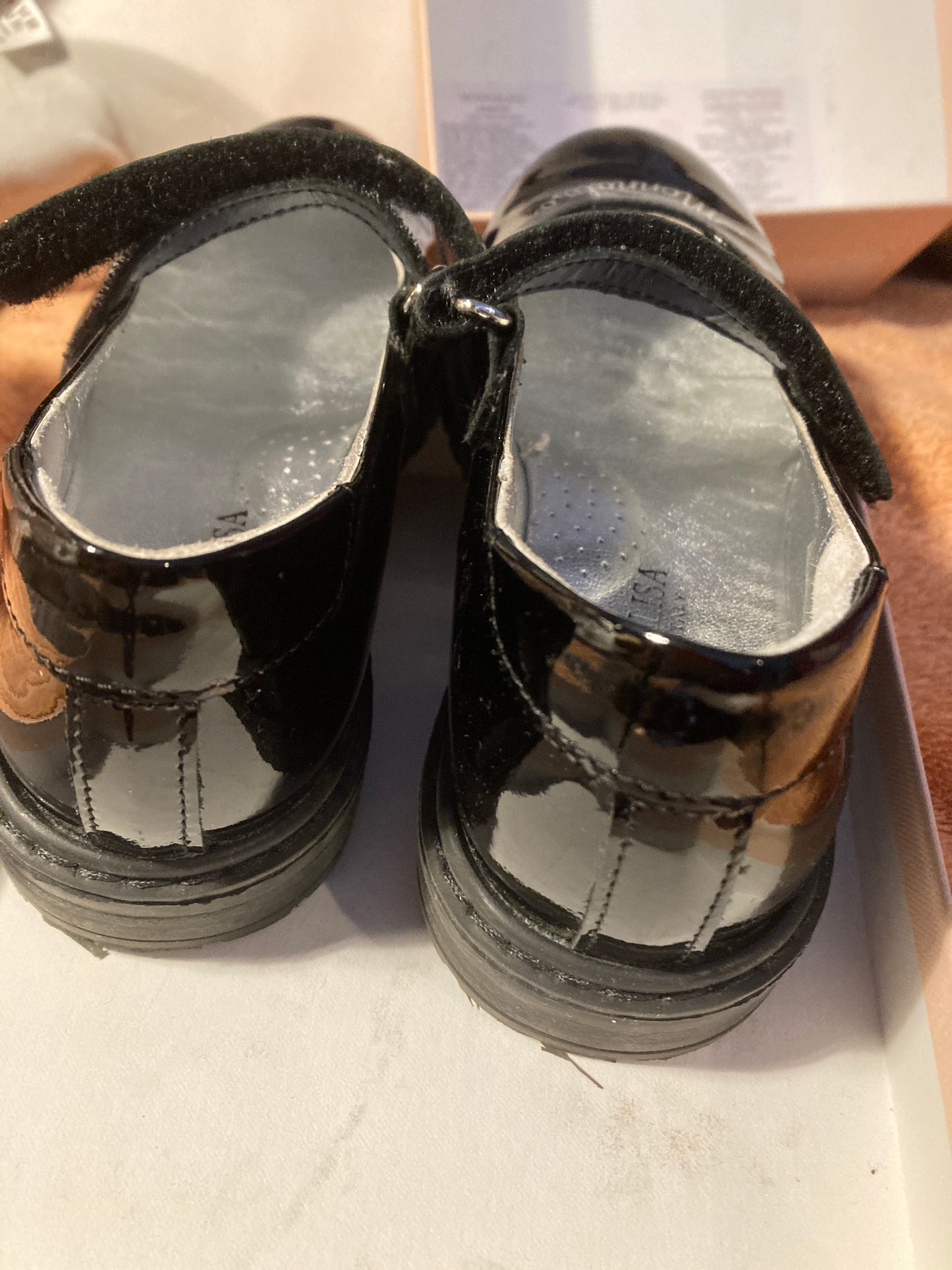 Glossy patent leather ballerinas with logo