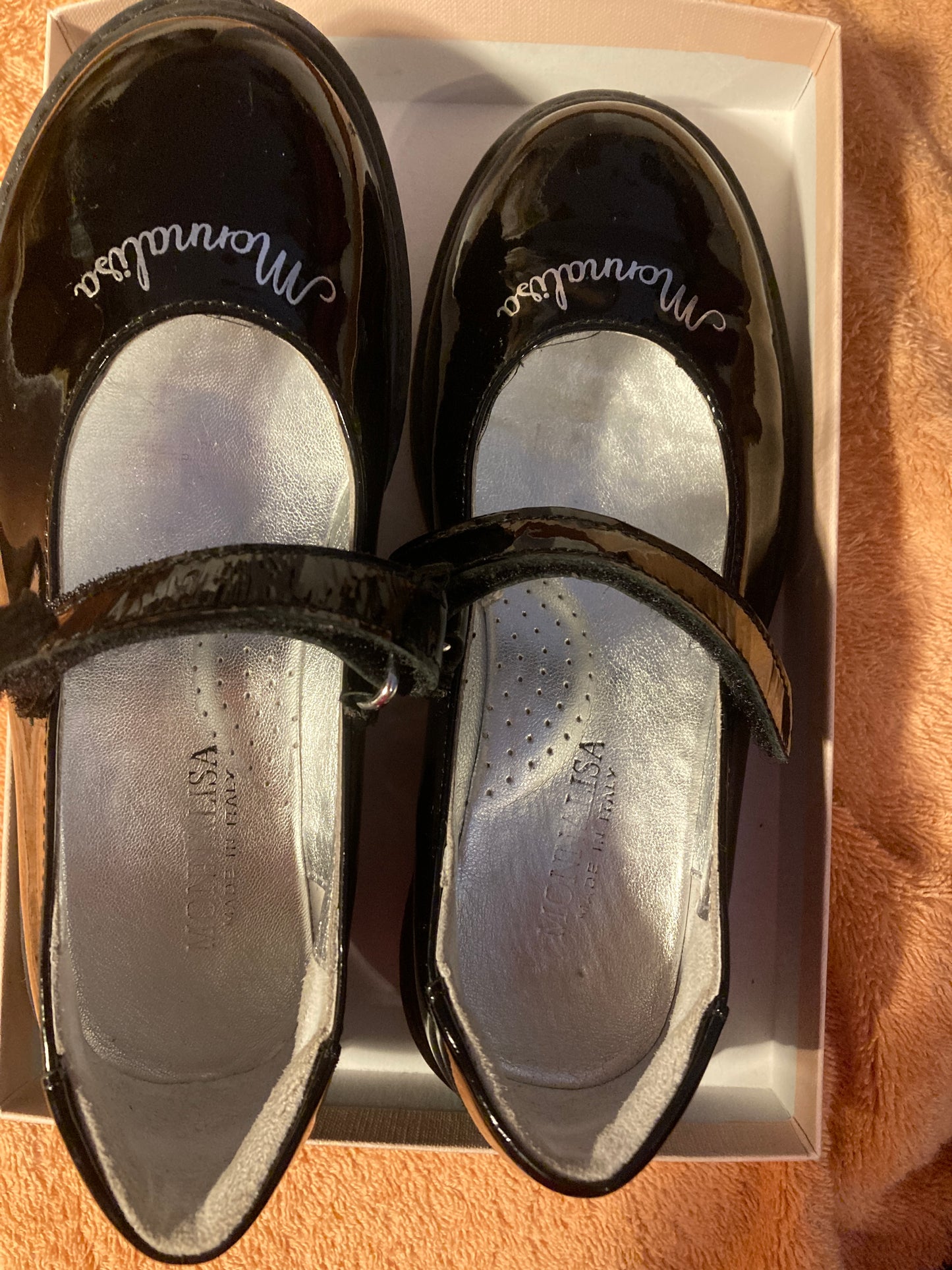 Glossy patent leather ballerinas with logo