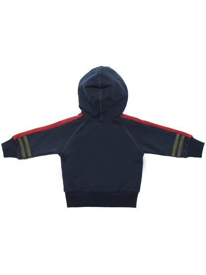 Sweat ouvert avec blason appliqué.