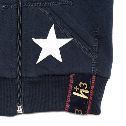 Sweat ouvert avec blason appliqué.