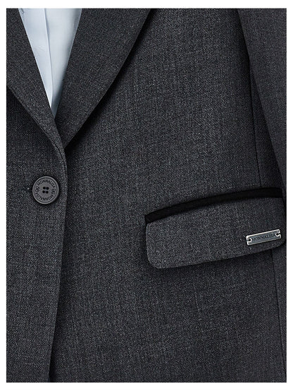 Jacket coupled with black profiles