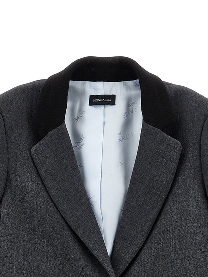 Jacket coupled with black profiles