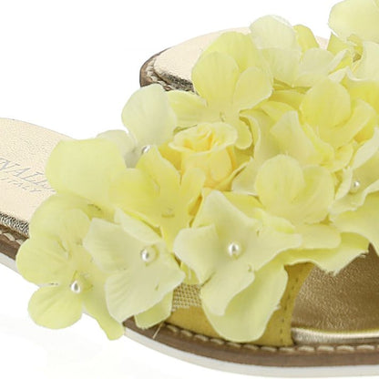 Elegant slippers with flowers