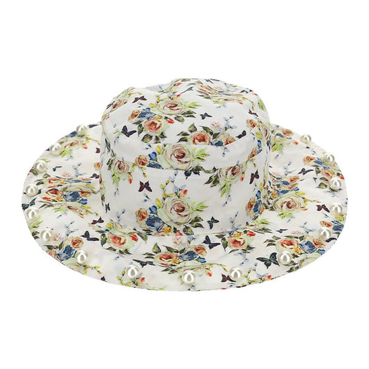 Cappello con perle sulla tesa